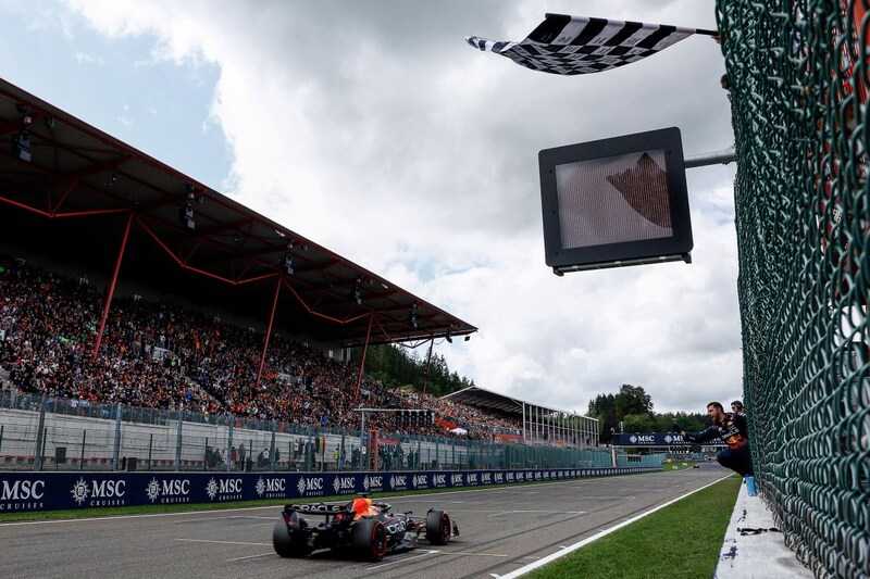 Max Verstappen over de finish in Spa (ANP)