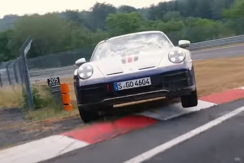 Porsche 911 schiet meermaals van de baan op de Nürburgring - Video