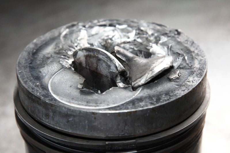 Distributieriem zuigerschade door kleppen na breuk