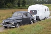 Volvo Kattenrug met klassieke caravan