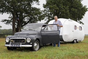 Volvo Kattenrug met klassieke caravan