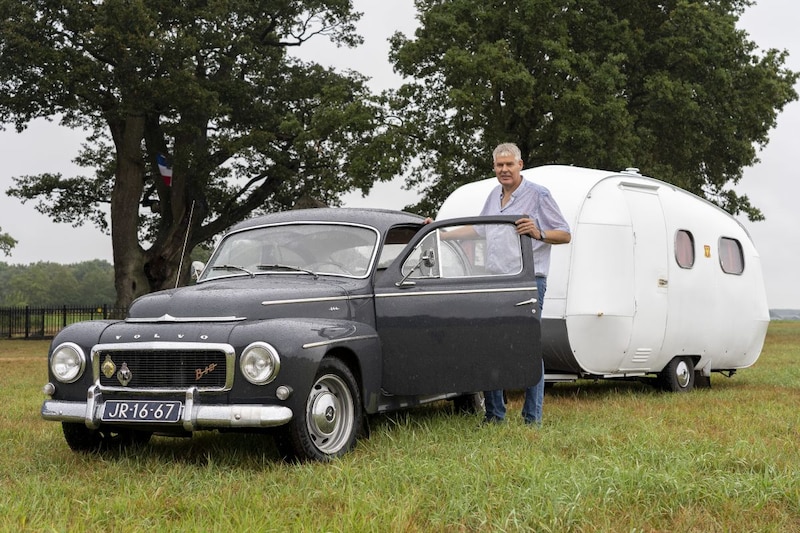 Volvo Kattenrug met klassieke caravan