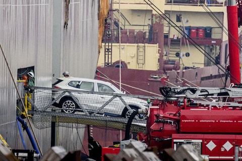 Eerste auto's worden van Fremantle Highway gehaald