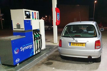 Tanken Nissan Micra benzinestation tankstation