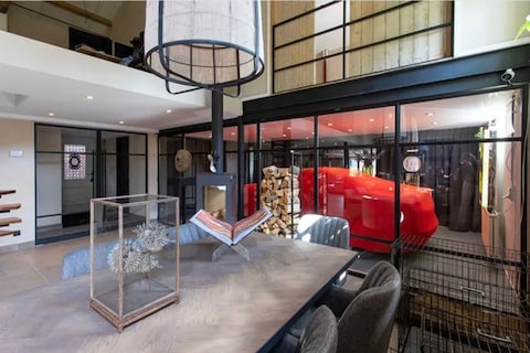 Dit huis heeft een Ferrari in de eetkamer en is te koop