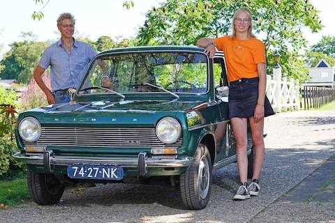 Van deze jonge studente in haar 53-jarige Simca wordt iedereen blij