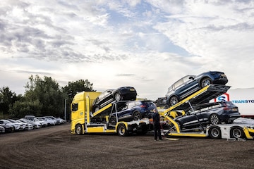 Schade-auto's terug van transport uit Italië (ANP)
