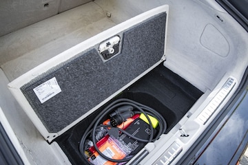Bandenplakset en laadkabel vak onder laadvloer EQE