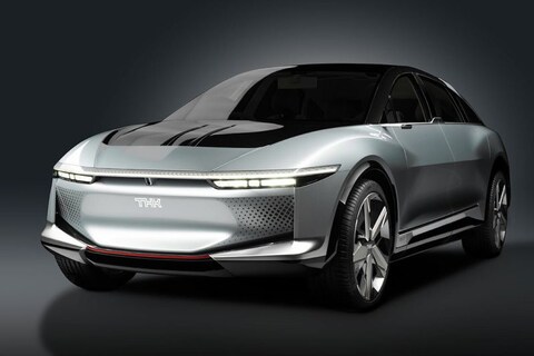 Driemotorige EV met kamerbreed scherm uit Japan