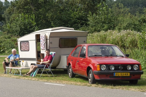 Adrie van Mil kampeert met Opel Kadett en Otten-caravan, helemaal Hollands en jaren 80