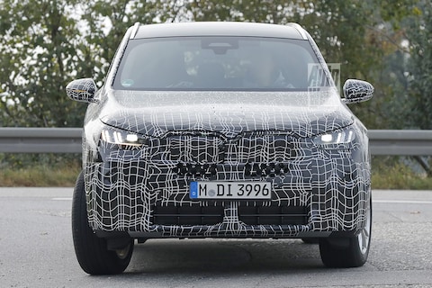 BMW X3 laat heel voorzichtig wat camouflage vallen