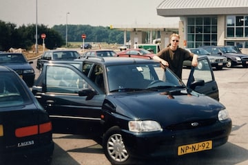 Michiel Willebrands in de jaren negentig bij een Ford Escort