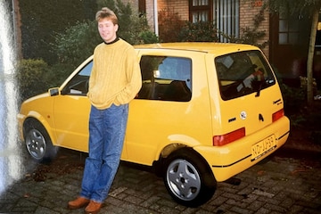 Joost Boers in de jaren negentig bij een Fiat Cinquecento