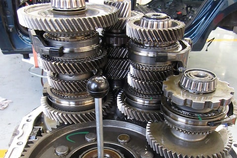 Schakelen met knarsende tanden: voorkom reparaties aan je versnellingsbak