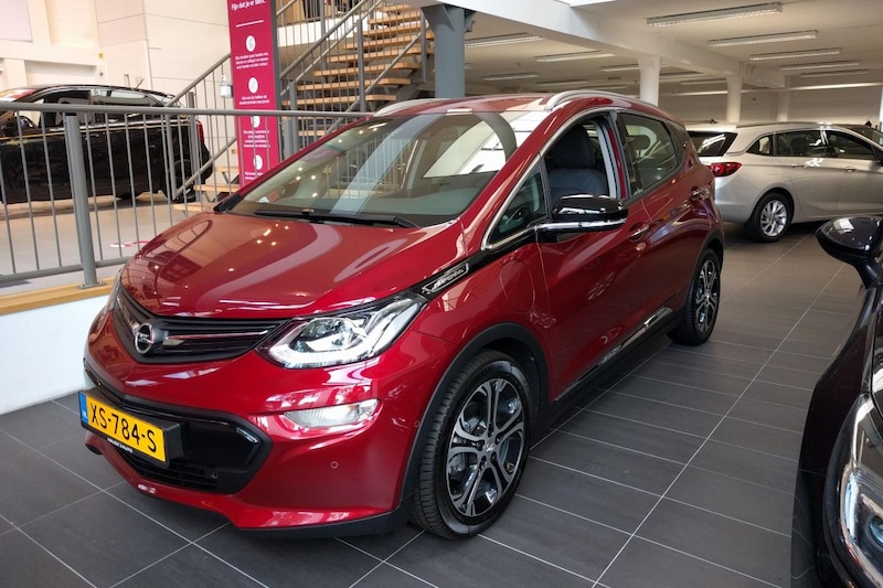 opel ampera-e showroom