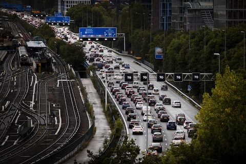 Meer auto's, maar minder kilometers per bestuurder sinds corona