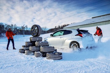 Sportieve winterbanden 225/40R18 openingsbeeld