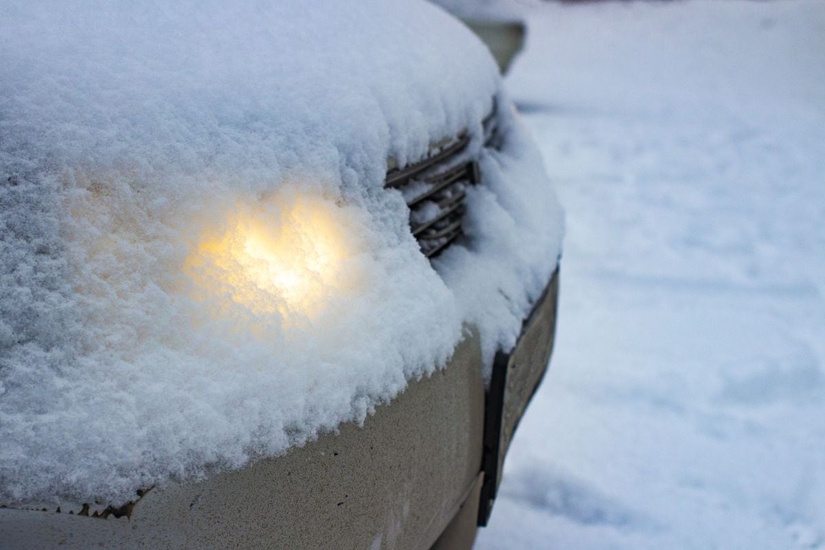 Vuile koplamp sneeuw voor koplamp Getty Images