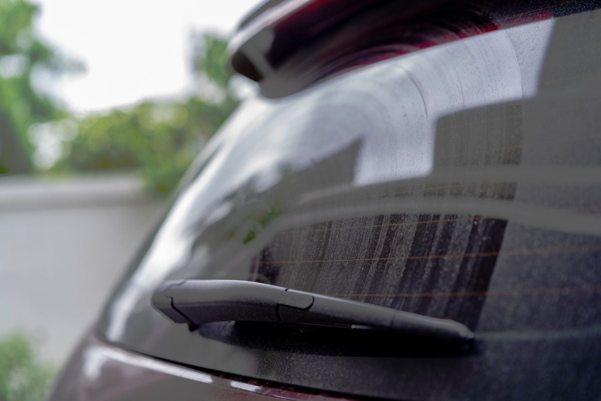 Versleten achterruitenwisser strepen - Getty