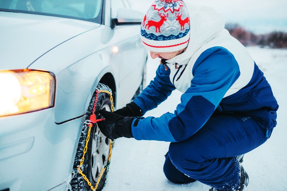 Sneeuwketting omleggen witte omgeving Getty
