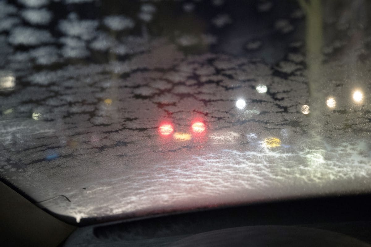 Ruit bevroren van binnen ijs - ANP