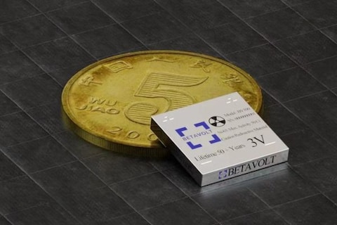 Chinees bedrijf komt met 'nucleaire accu' die 50 jaar meegaat zonder laden