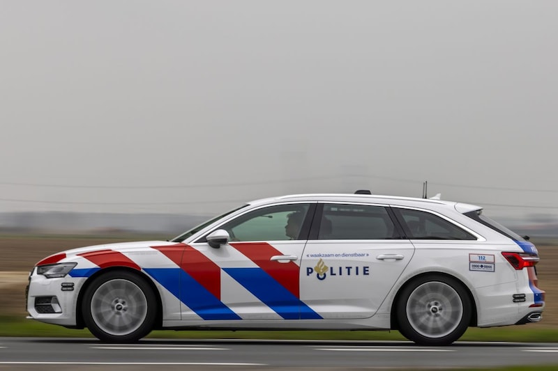 waarom raken politieagenten auto aan