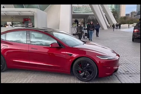 Tesla Model 3 Plaid razendsnel gespot in Spanje