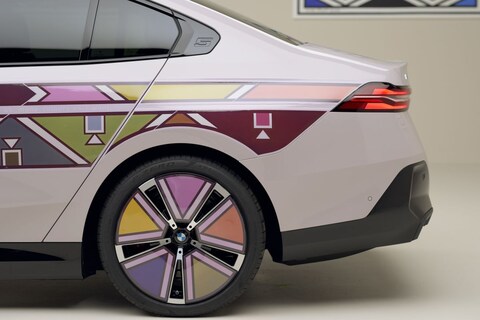 De 'lak' van deze BMW i5 kan allerlei kleuren en zelfs animaties weergeven