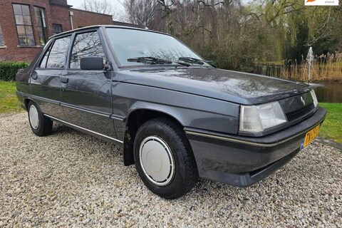 In deze Renault 9 ga je terug in de tijd