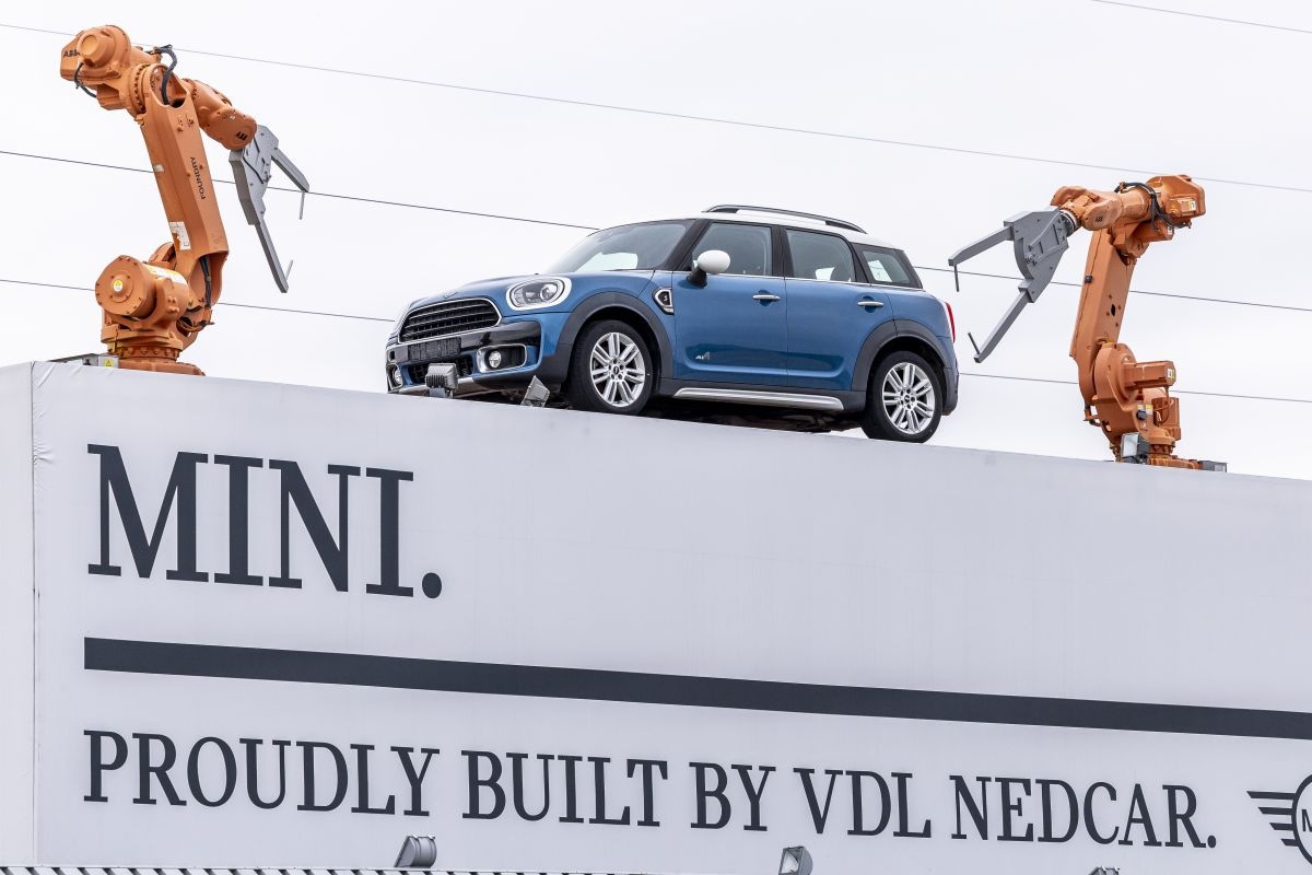 Mini op het dak van VDL Nedcar (ANP)