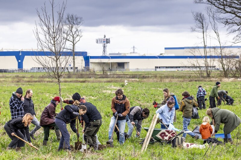 VDL Nedcar activisten planten bomen op plek van het Sterrebo
