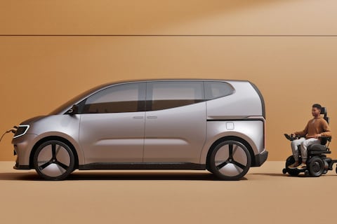 Aston Martin DB9-ontwerper tekent handige EV voor rolstoelgebruikers