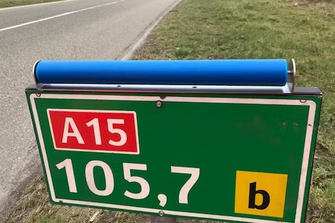 Hiervoor zijn de blauwe rollers op hectometerpaaltjes