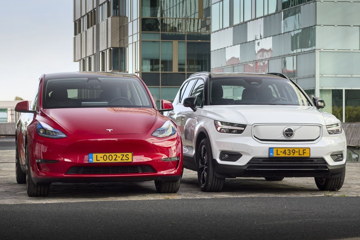 Volvo XC40 - Tesla model Y