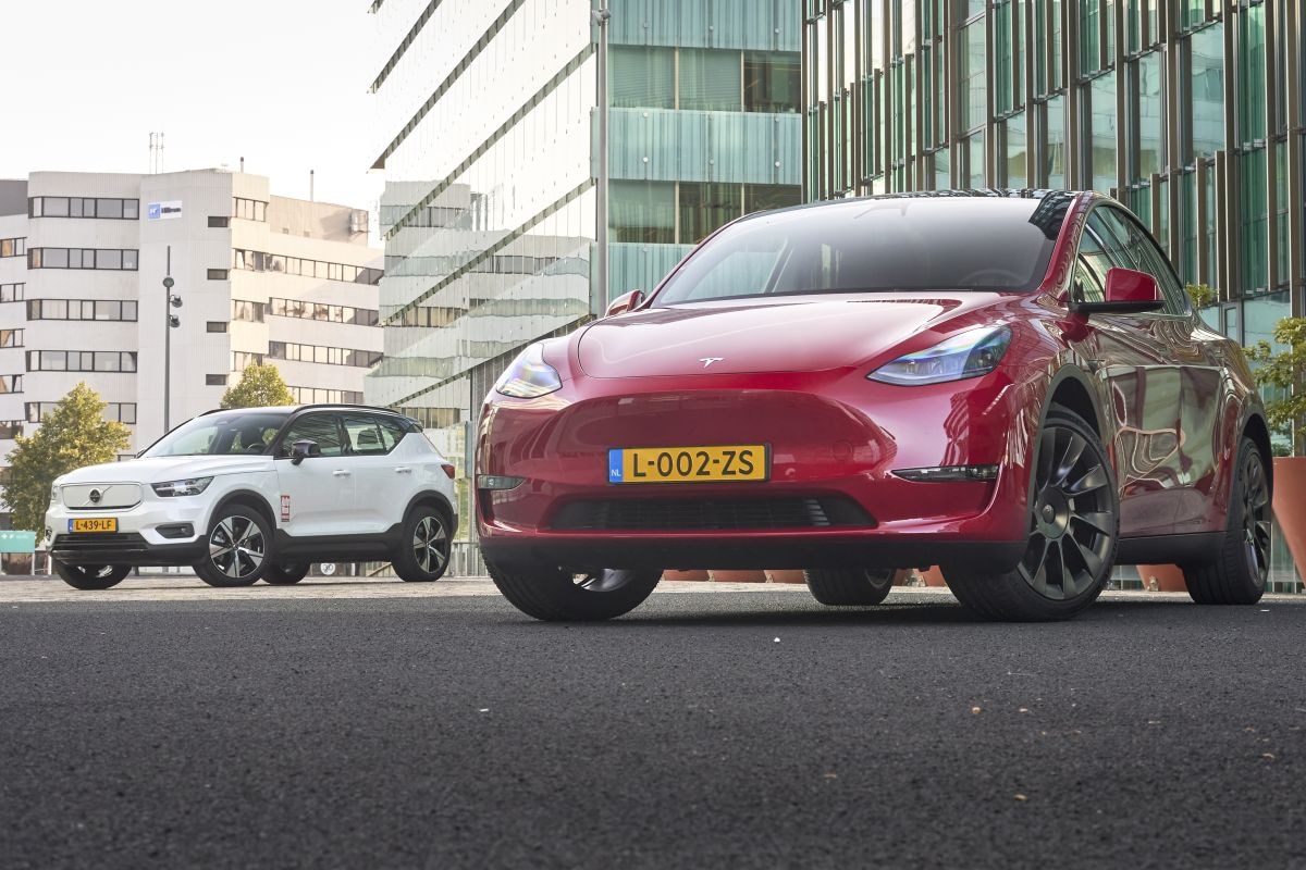 Volvo XC40 - Tesla model Y