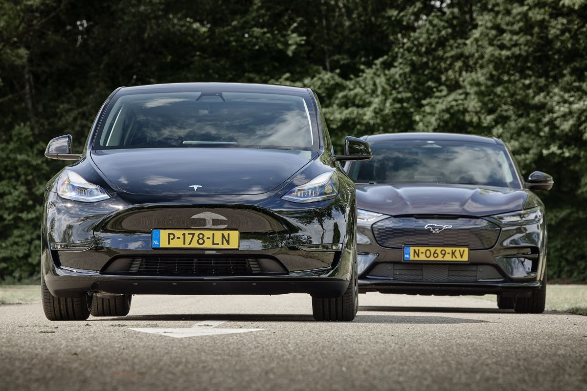 Tesla Model Y - Ford Mustang Mach E