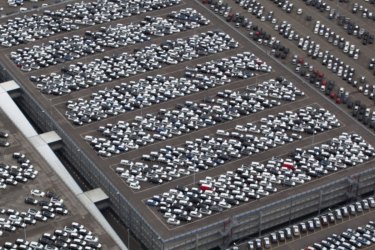 Auto's in haven Rotterdam (ANP)