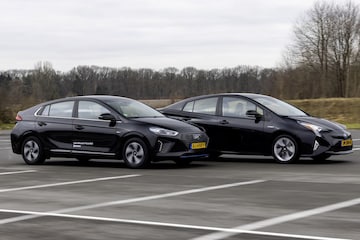 Toyota Prius vs Hyundai Ioniq 