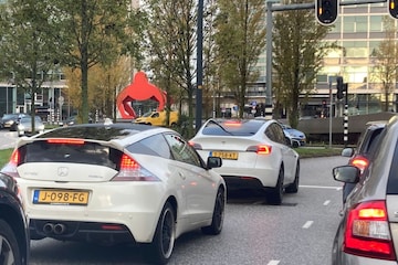 Rij voor het verkeerslicht - stadsverkeer - Honda CRZ 