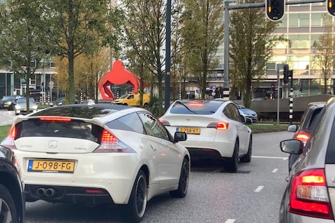 Helemaal naar voren rijden en netjes aansluiten bij het verkeerslicht: wel of niet doen?
