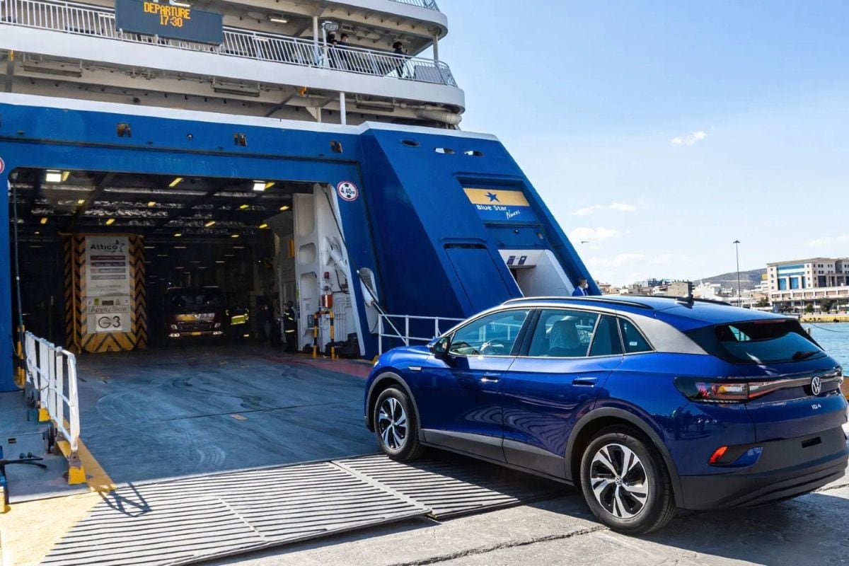 Volkswagen ID4 die veerboot oprijdt