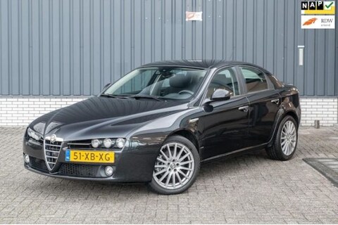 Een sedan met flair voor een sportief prijsje, natuurlijk zit er een Alfa bij