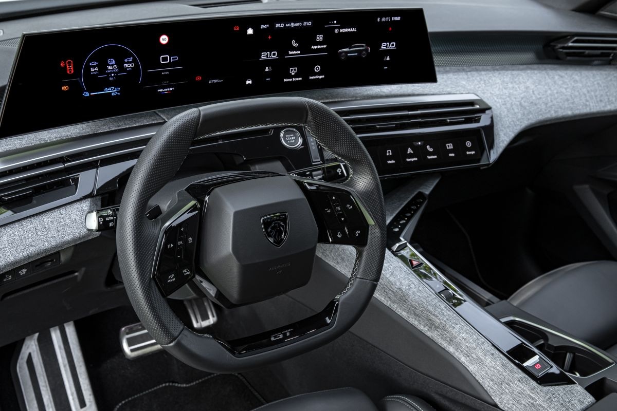 Peugeot e-3008 Renault Scenic dubbeltest
