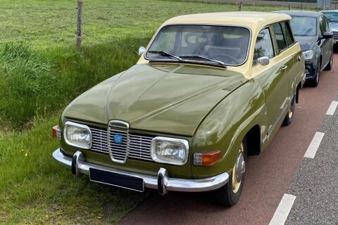 Deze markante Saab 95 stond zomaar langs de weg - In het Wild