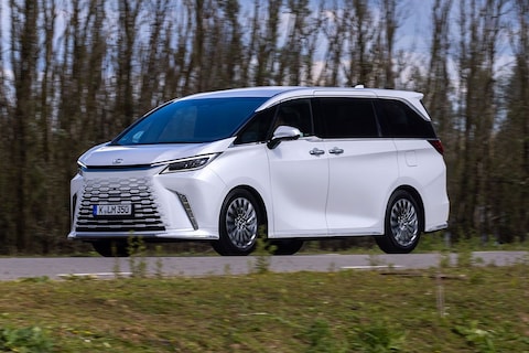 Lexus LM 350h - Auto-immigratiedienst