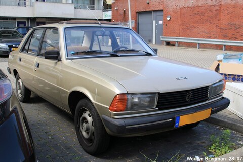 Deze keurige Peugeot 305 was één van de eersten - In het Wild