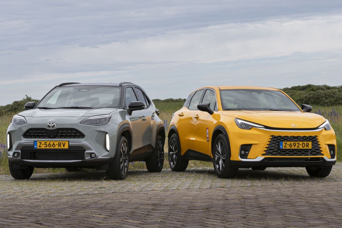 Lexus LBX naast Toyota Yaris Cross