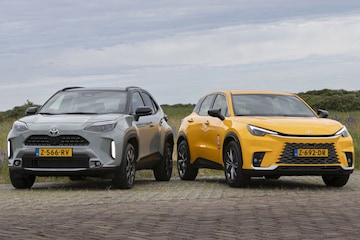 Lexus LBX naast Toyota Yaris Cross