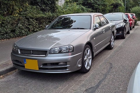 Deze vierdeurs Nissan Skyline R34 is de ‘brave’ Skyline – In het Wild
